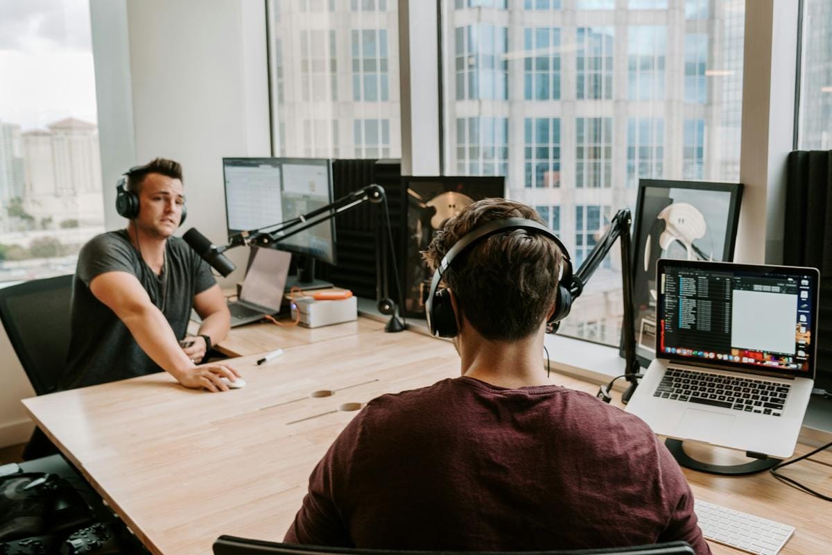 42,6% Gen-Z Rutin Dengar Podcast: Apa Artinya bagi Brand?
